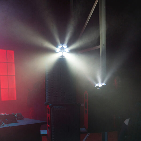 Soundboks Lightboks - Ljudstyrd och batteridriven 7 x 12 W RGBW-LED med partyeffekt