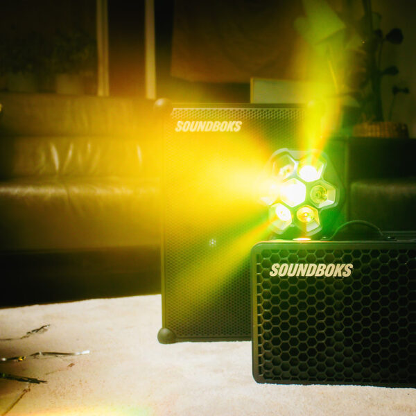 Soundboks Lightboks - Ljudstyrd och batteridriven 7 x 12 W RGBW-LED med partyeffekt