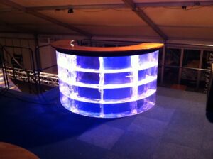 Bordsskiva till iskubsbar i ek med LED