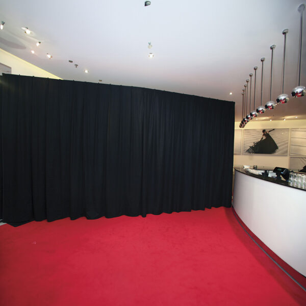 Pipe & drape, mindre vagn, 4m högt tyg med ställning, pris per meter